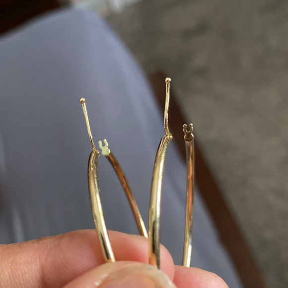 Hoop earrings 💯 real gold not filled not fake! 18karat Pawnable. Lightweight. - Picture 10 of 11